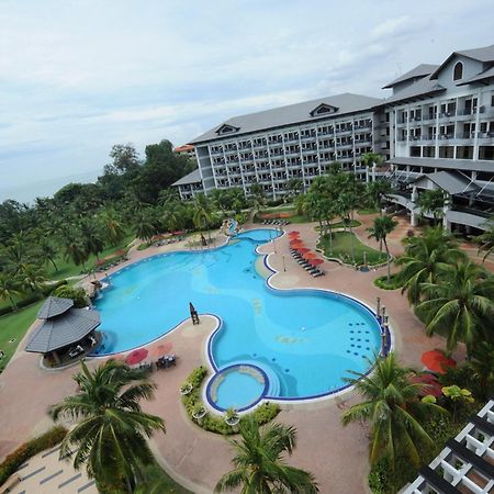 Thistle Port Dickson Resort Buitenkant foto The swimming pool at the resort