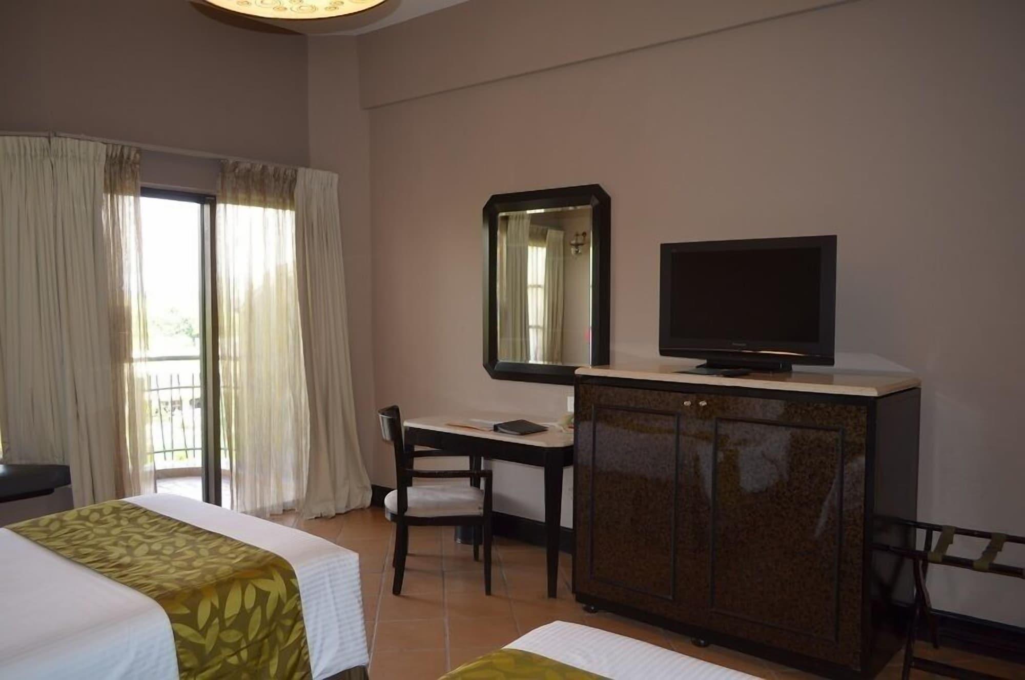 Thistle Port Dickson Resort Buitenkant foto A room at the hotel
