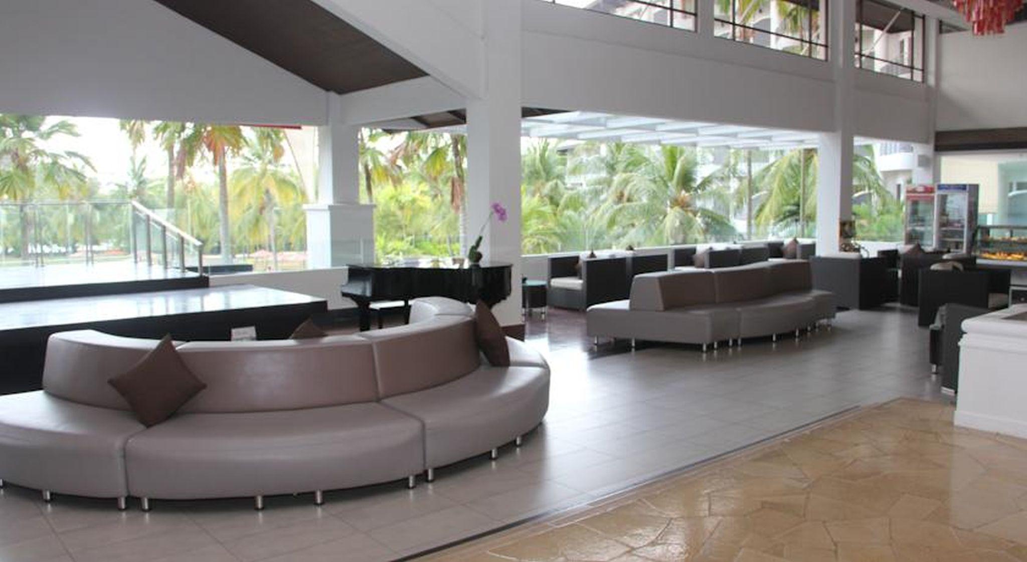Thistle Port Dickson Resort Buitenkant foto The lobby of the hotel