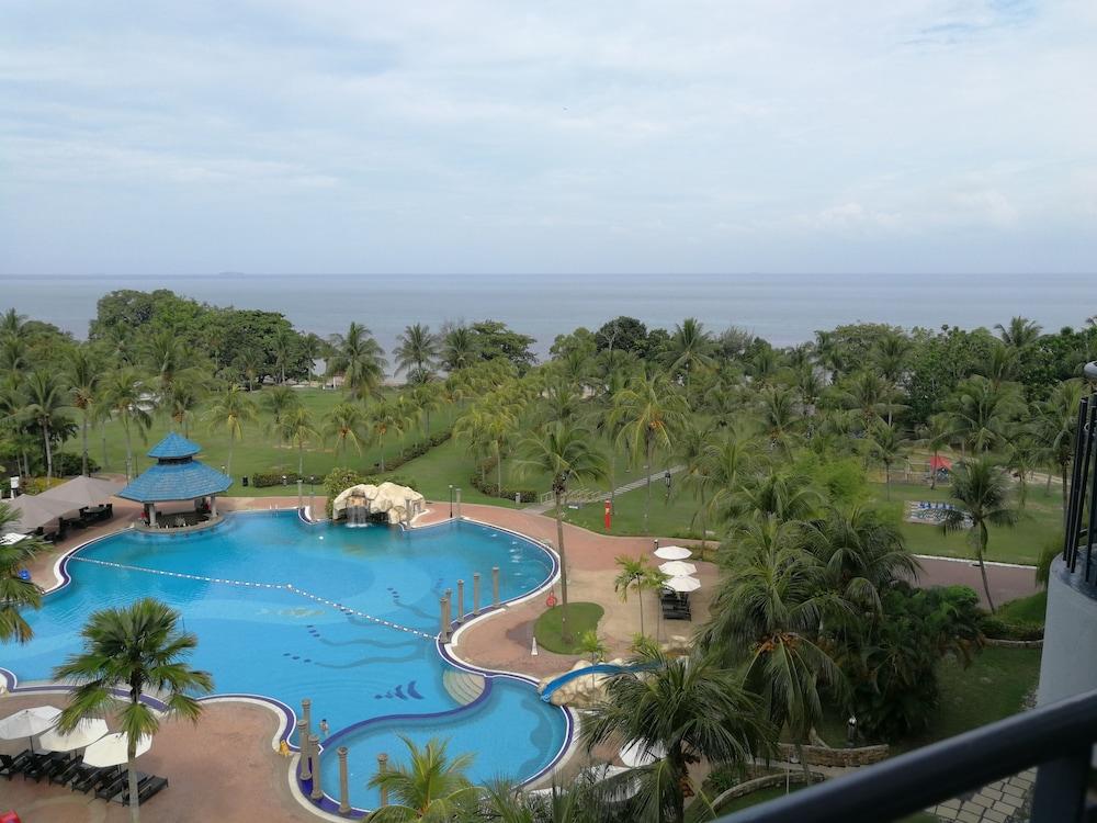 Thistle Port Dickson Resort Buitenkant foto The pool at the Royal Beach Hotel
