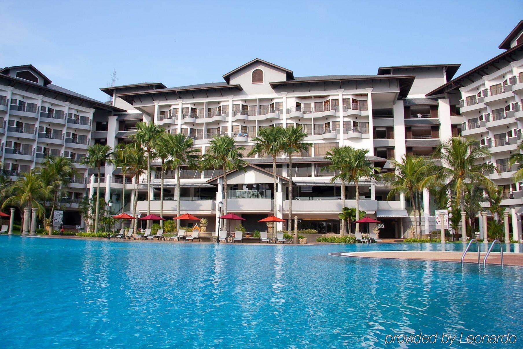 Thistle Port Dickson Resort Buitenkant foto The swimming pool at the resort