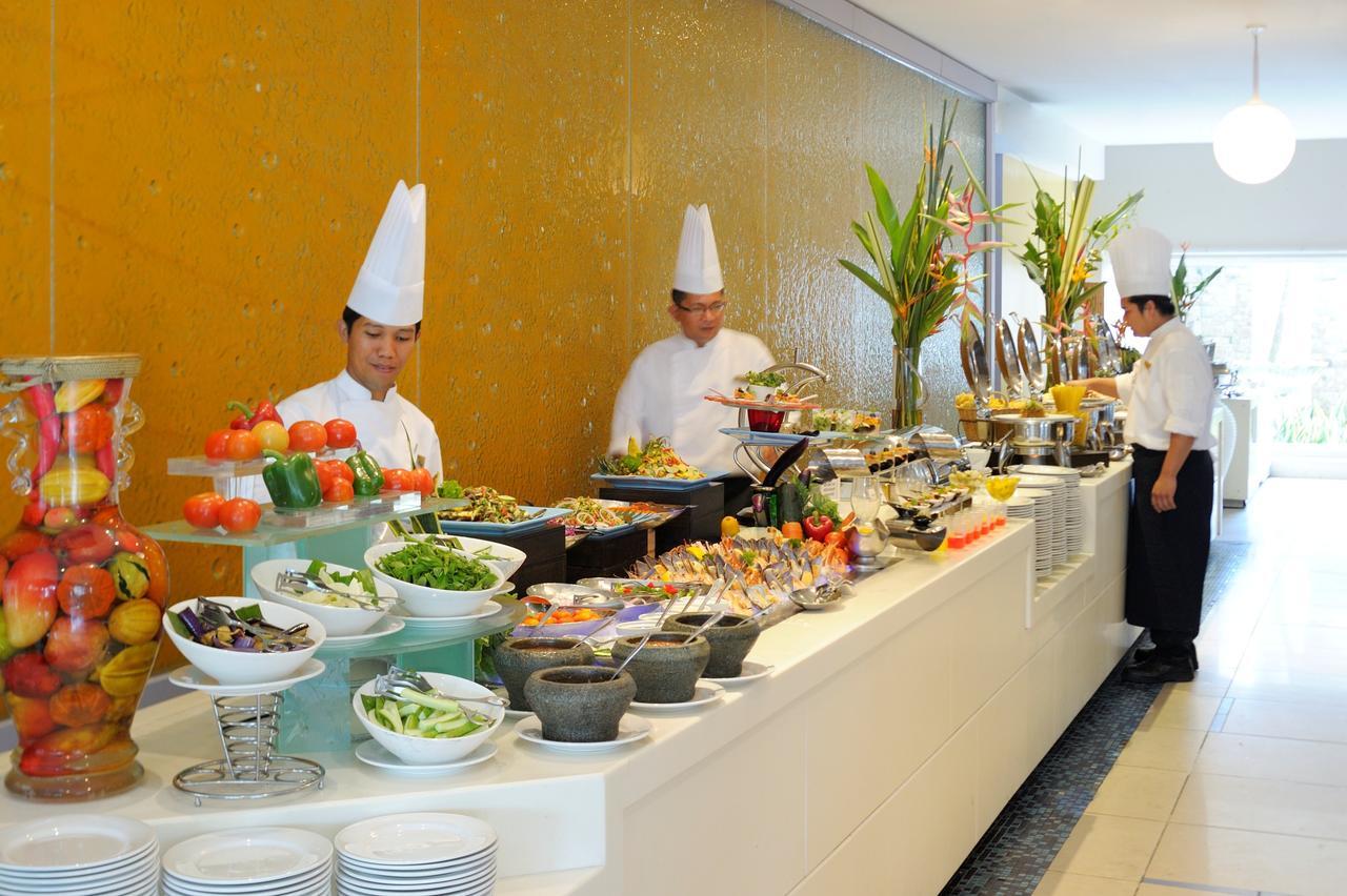 Thistle Port Dickson Resort Buitenkant foto A buffet at a hotel