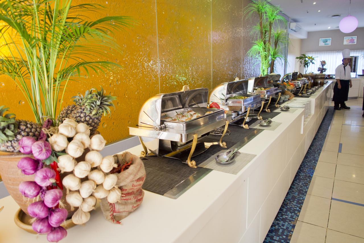 Thistle Port Dickson Resort Buitenkant foto A buffet at a hotel