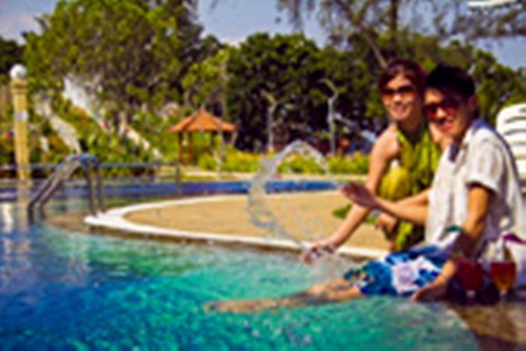 Thistle Port Dickson Resort Buitenkant foto The swimming pool at the resort