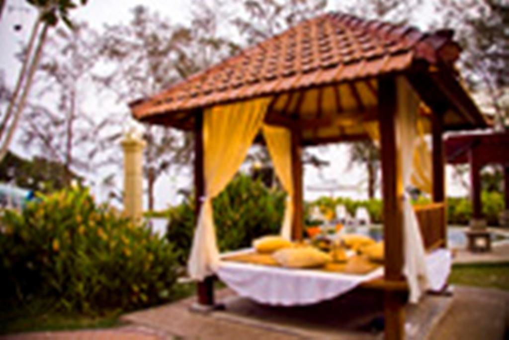 Thistle Port Dickson Resort Buitenkant foto A gazebo in the resort