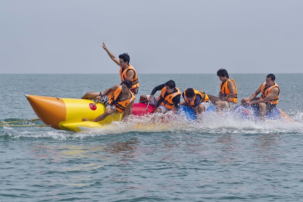 Thistle Port Dickson Resort Buitenkant foto A banana boat in Pattaya, Thailand