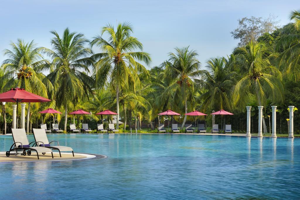 Thistle Port Dickson Resort Buitenkant foto The pool at the Royal Malaysian Police Club