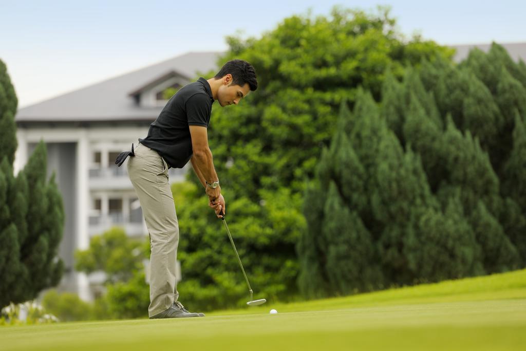 Thistle Port Dickson Resort Buitenkant foto Golf player putting