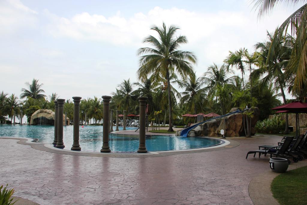 Thistle Port Dickson Resort Buitenkant foto The pool at the Sunway Lagoon Resort