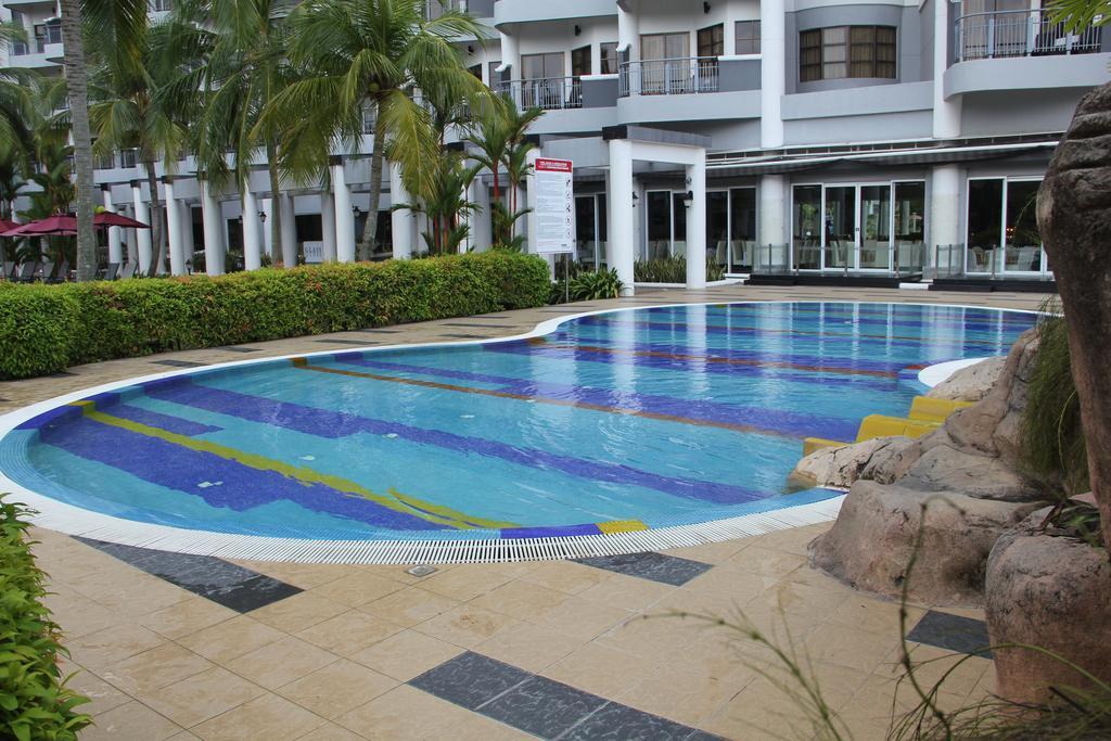 Thistle Port Dickson Resort Buitenkant foto Swimming pool at the resort