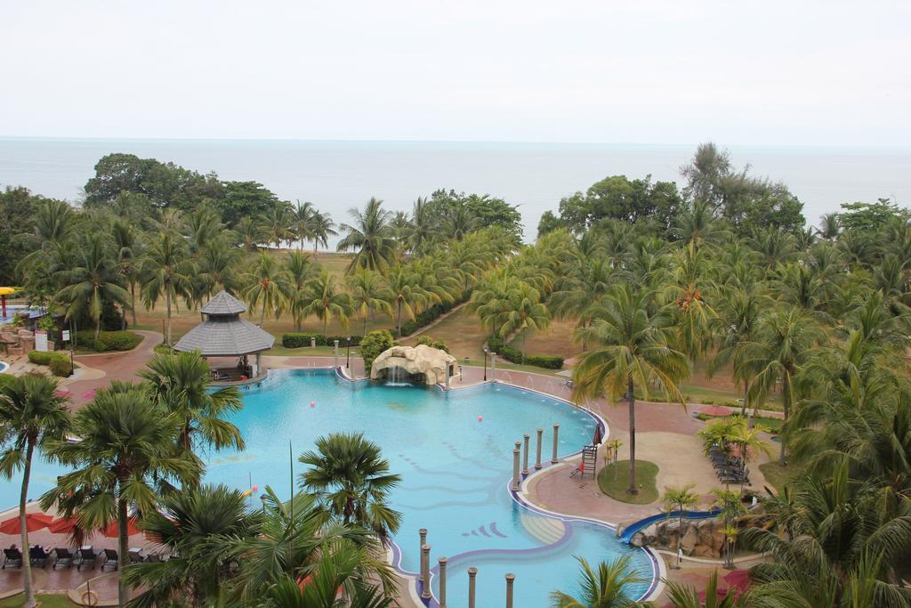 Thistle Port Dickson Resort Buitenkant foto The pool at the Royal Malaysian Police Recreational Centre