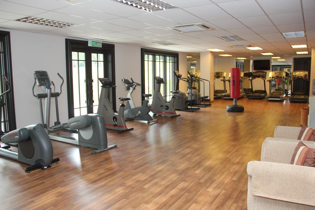Thistle Port Dickson Resort Buitenkant foto The gym at the hotel